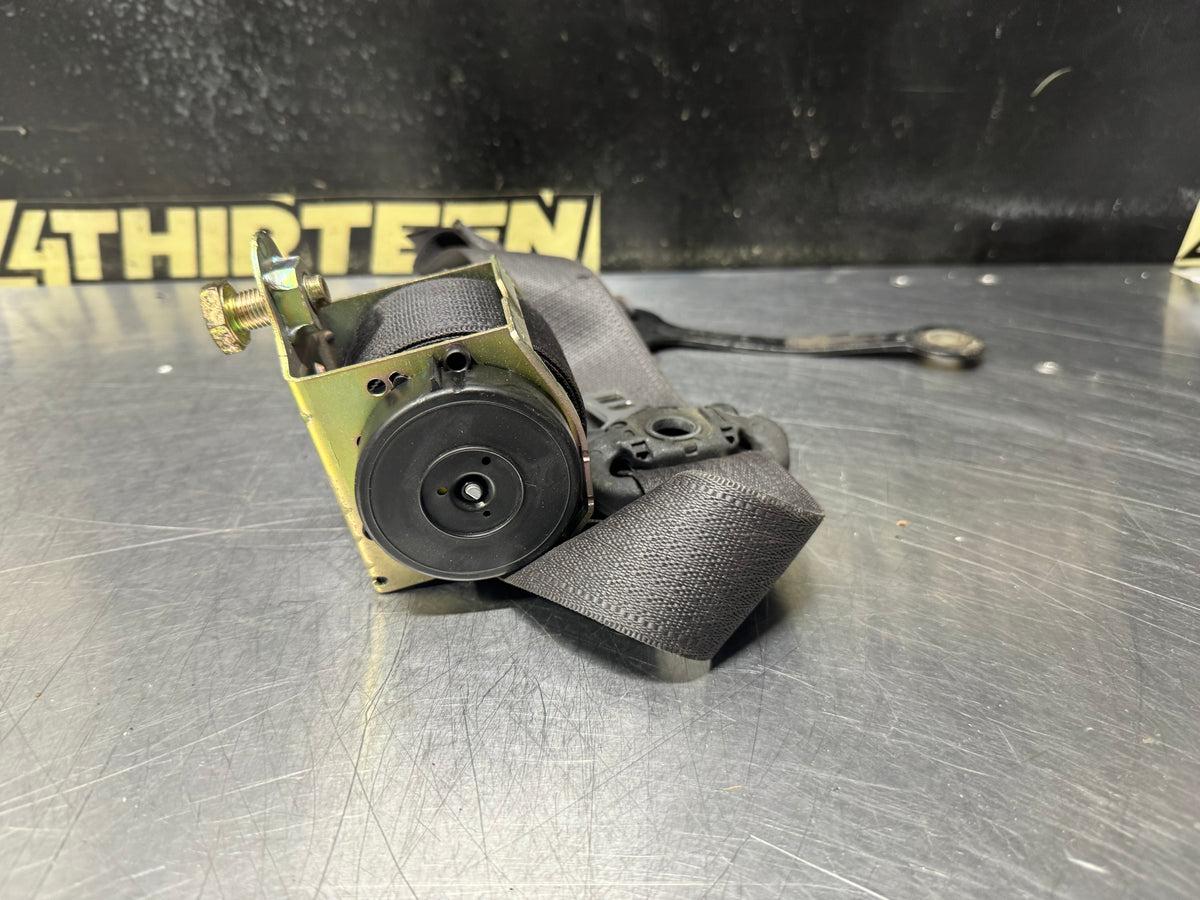 04-06 PONTIAC GTO RIGHT HAND SEATBELT WITH RETRACTOR OEM #X35