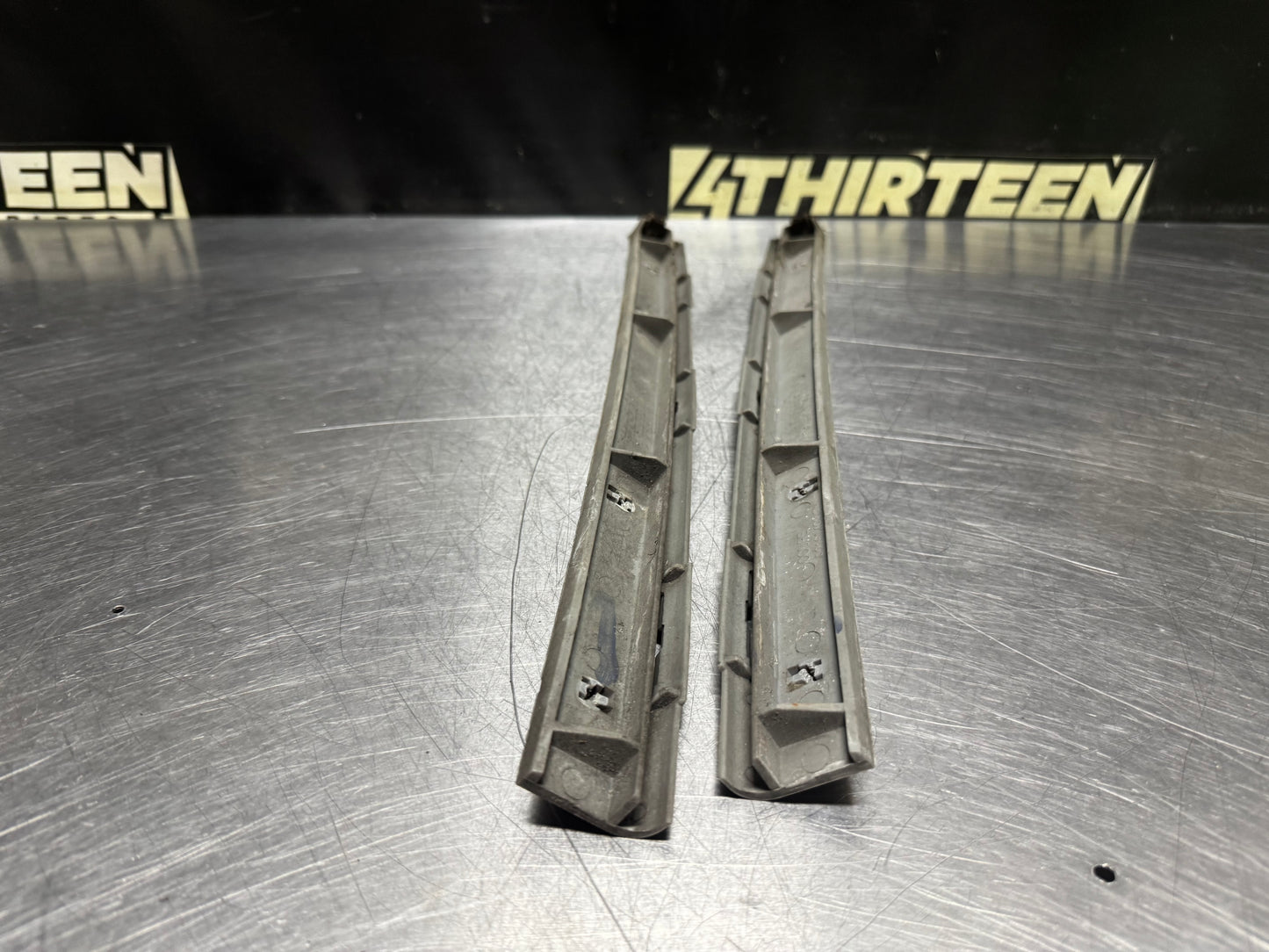04-06 PONTIAC GTO LH RH SIDE UPPER REAR BUMPER BRACKET GUIDES OEM #N681