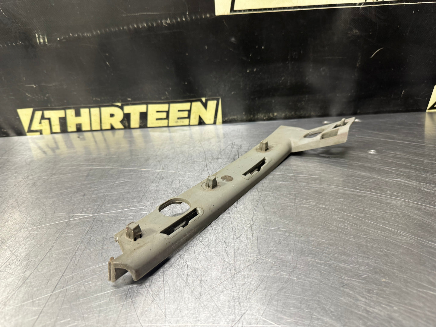04-06 PONTIAC GTO FRONT RH RIGHT FRONT BUMPER GUIDE BRACKET 92177409 OEM #N896