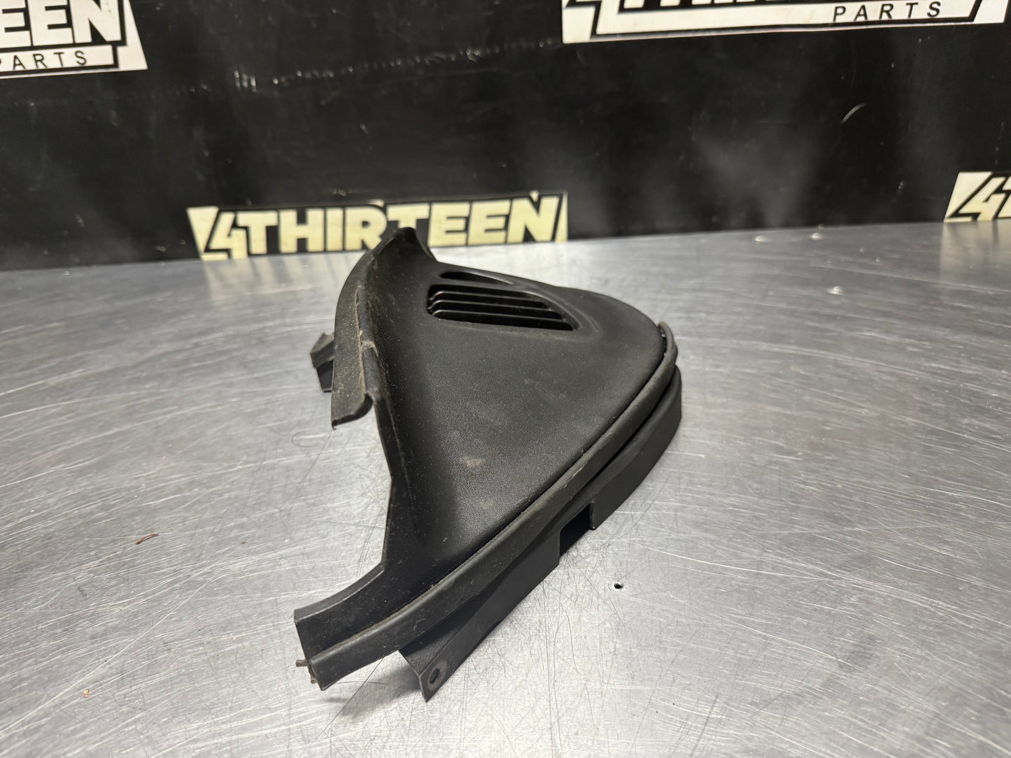 04-06 PONTIAC GTO LH DRIVER SIDE DEFROST VENT TRIM OEM #N297