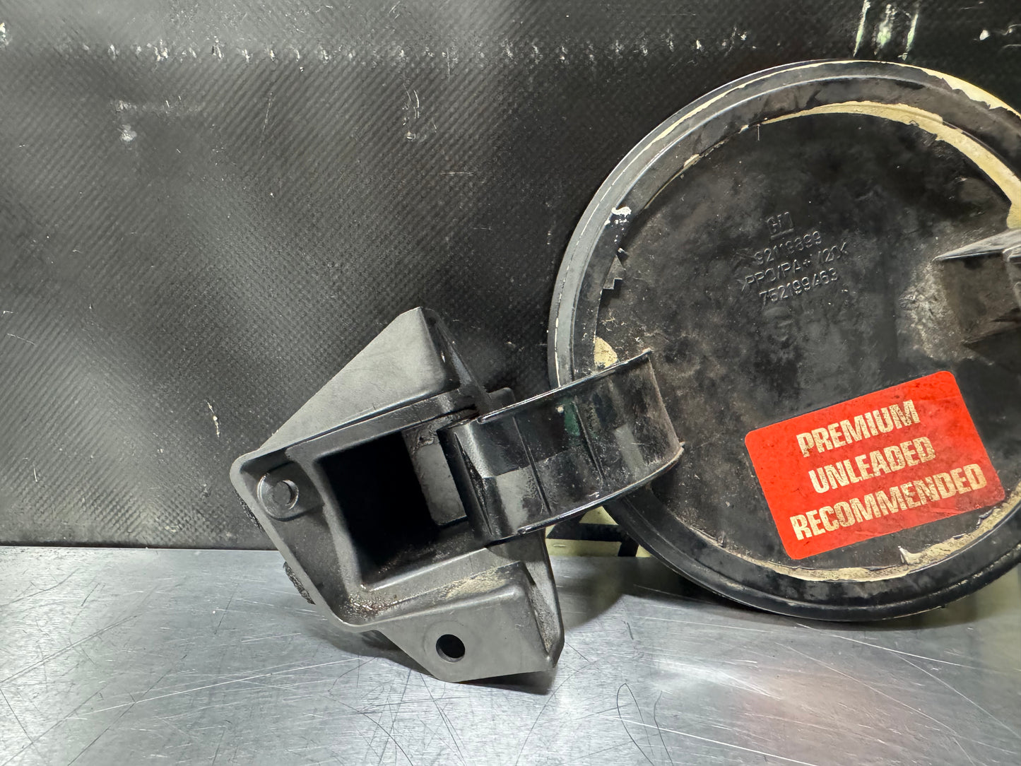 04-06 PONTIAC GTO FUEL FILLER DOOR ASSEMBLY BLCK 92119899 OEM #N620