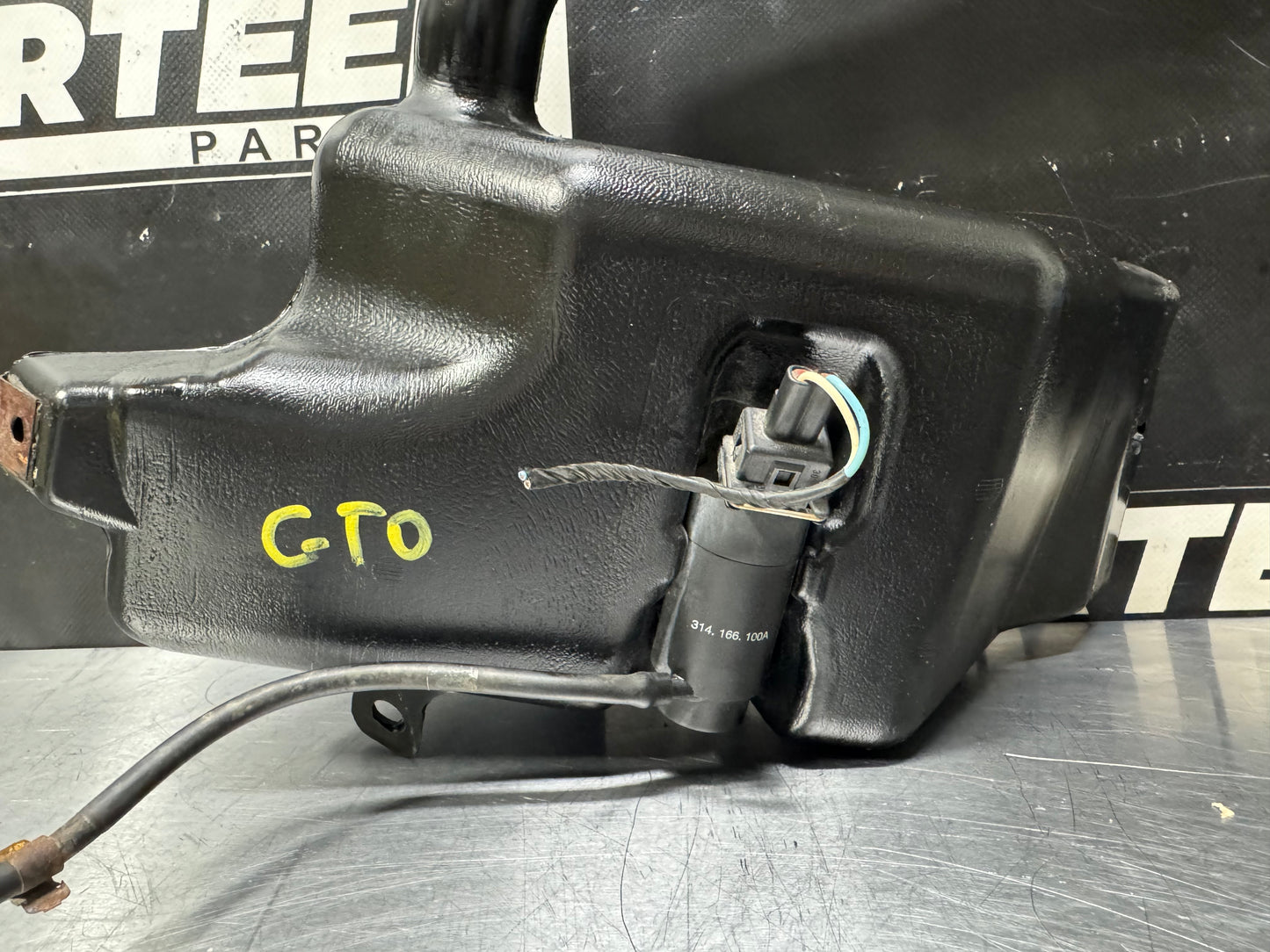 2004-2006 PONTIAC GTO WINDSHIELD WASHER AND PUMP RESERVOIR 4053229 OEM #L426