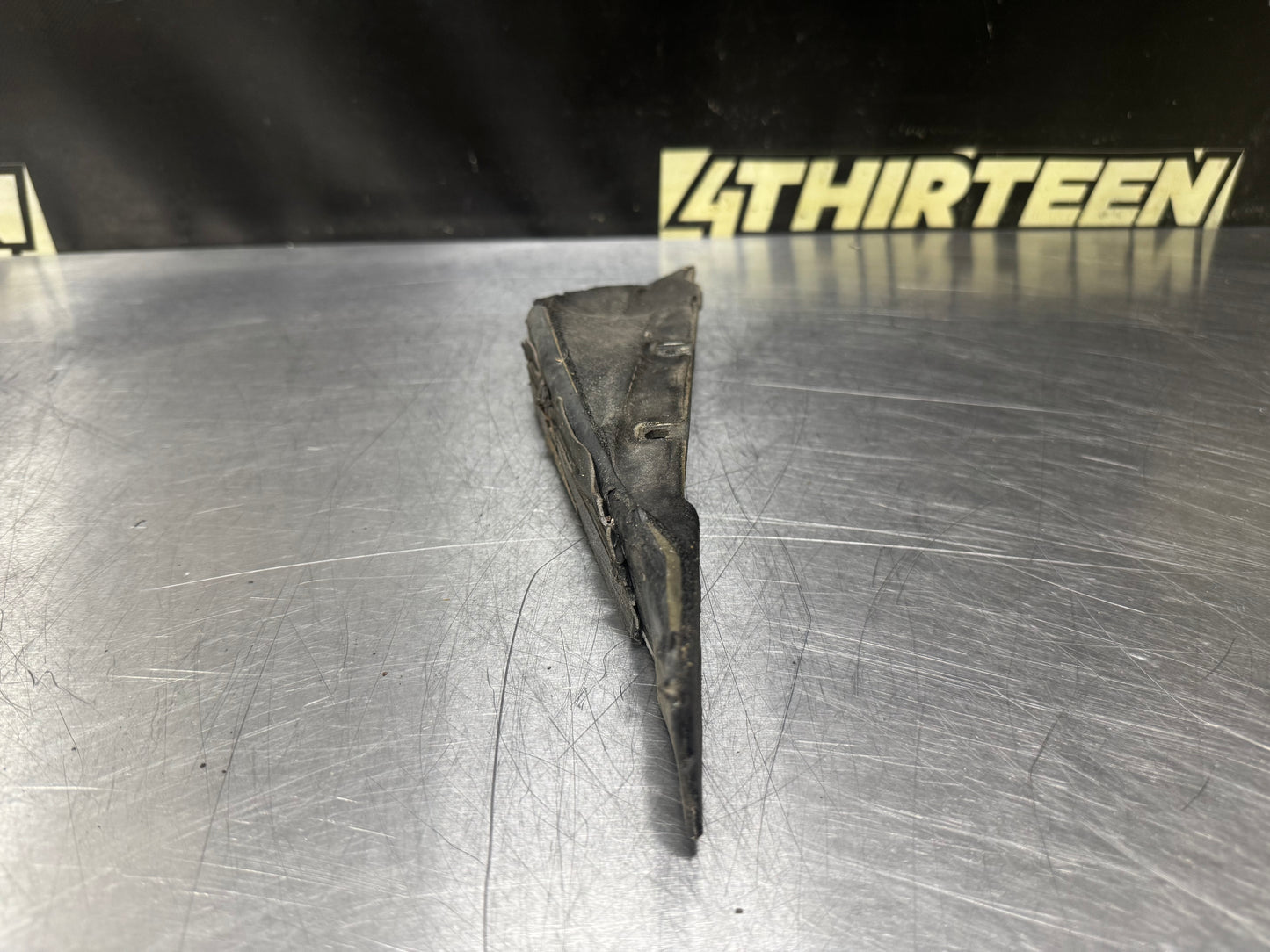 97-04 C5 CORVETTE RH PASSENGER SIDE EXTERIOR A-PILLAR BRACKET OEM #N631