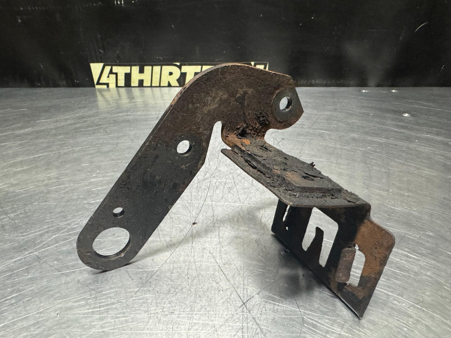 04-06 PONTIAC GTO POWER STEERING RESERVOIR BRACKET OEM #N486