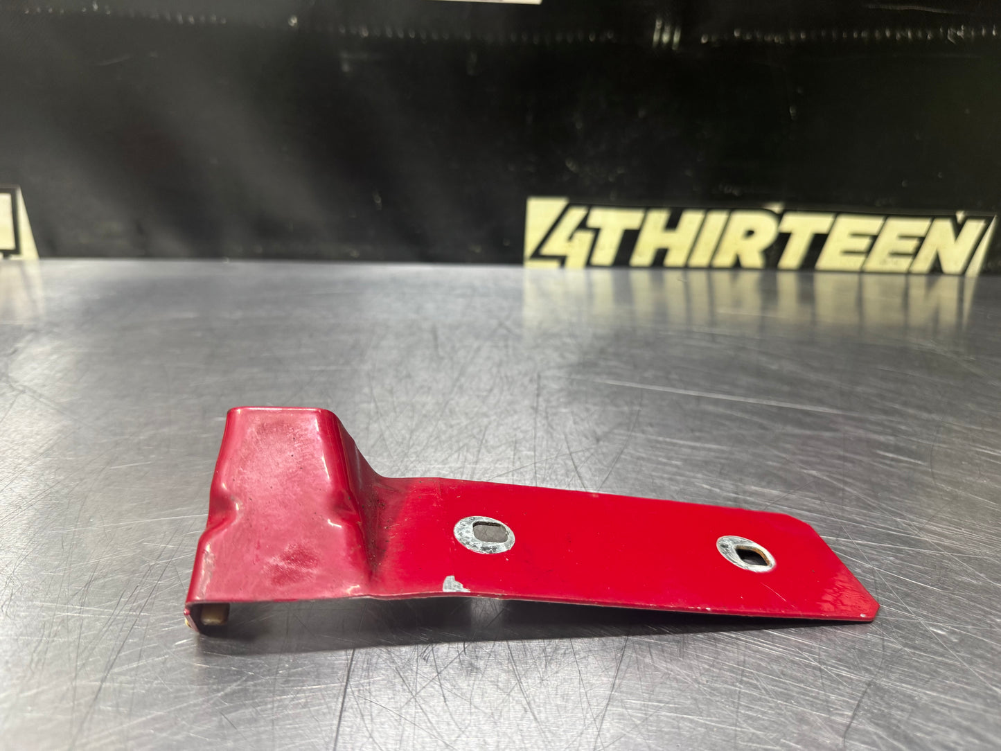 04-06 PONTIAC GTO RH PASSENGER FENDER SIDE SKIRT SUPPORT BRACKET OEM #N628