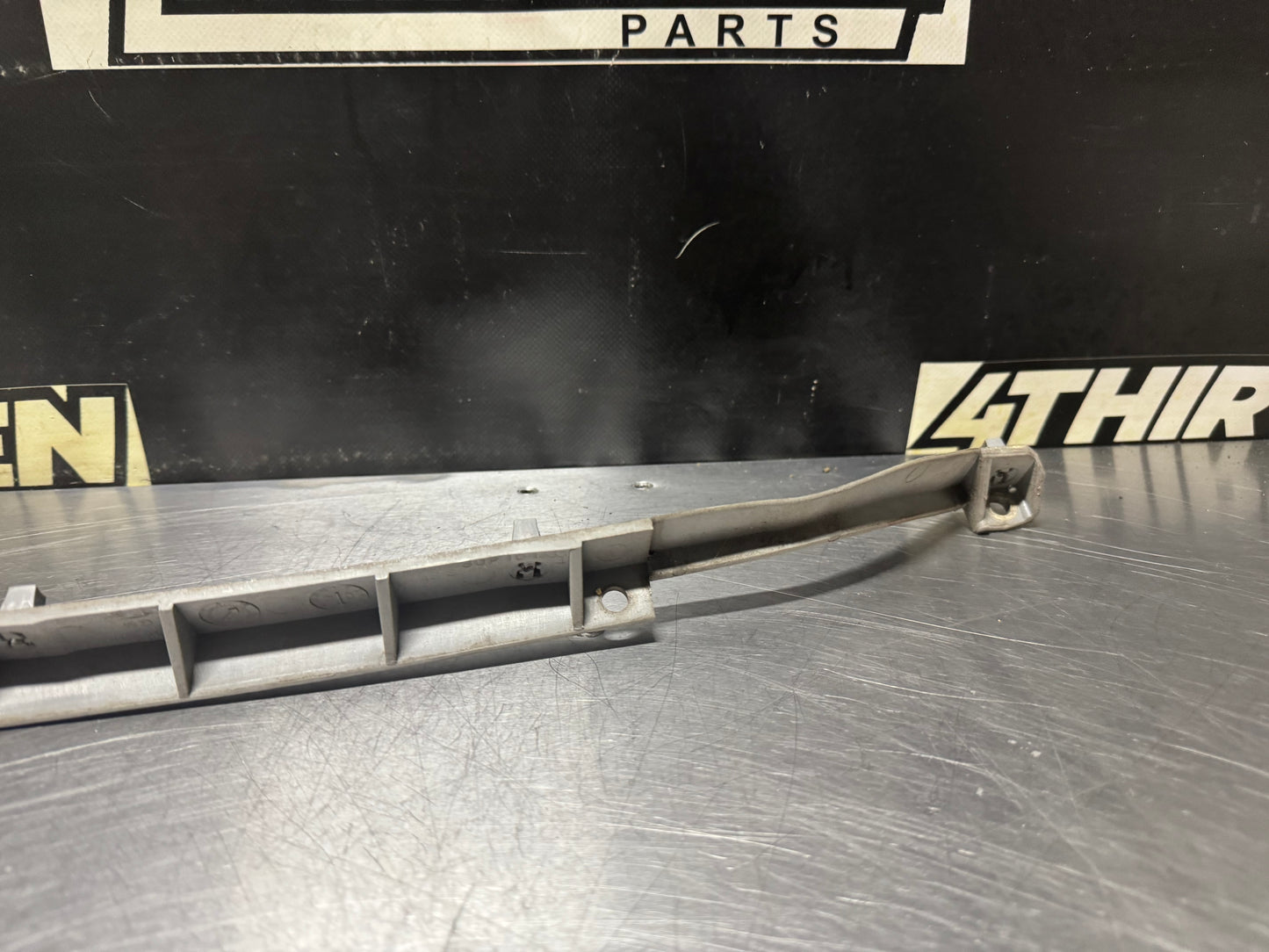 04-06 PONTIAC GTO UPPER REAR CENTER BUMPER BRACKET 92049262 OEM #N400