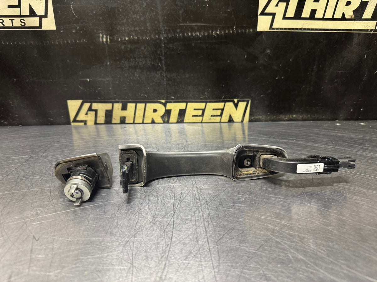 2015 FORD MUSTANG GT LH DRIVER SIDE EXTERIOR DOOR HANDLE SILVER OEM #V18