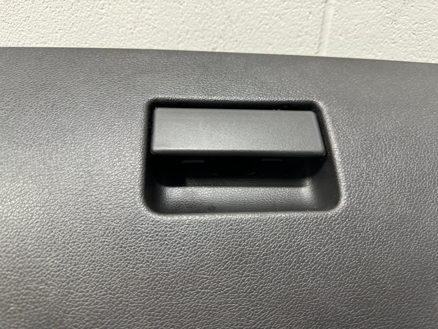 2010 - 2014 FORD MUSTANG COMPARTMENT STORAGE GLOVE BOX 44ZG-2890 OEM #L22