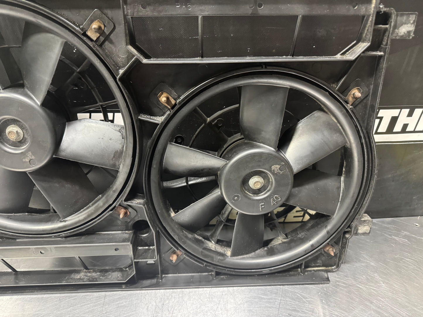 1993-97 CAMARO FIREBIRD TRANS AM GM DUAL RADIATOR FANS W/ SHROUD 22106035 #L489