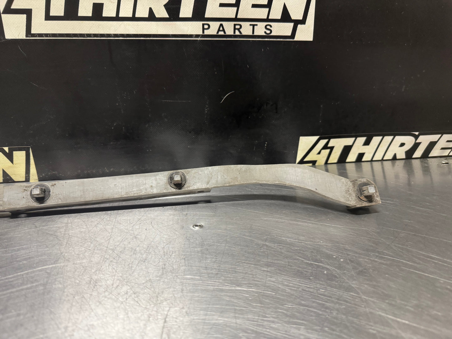 04-06 PONTIAC GTO UPPER REAR CENTER BUMPER BRACKET 92049262 OEM #N400