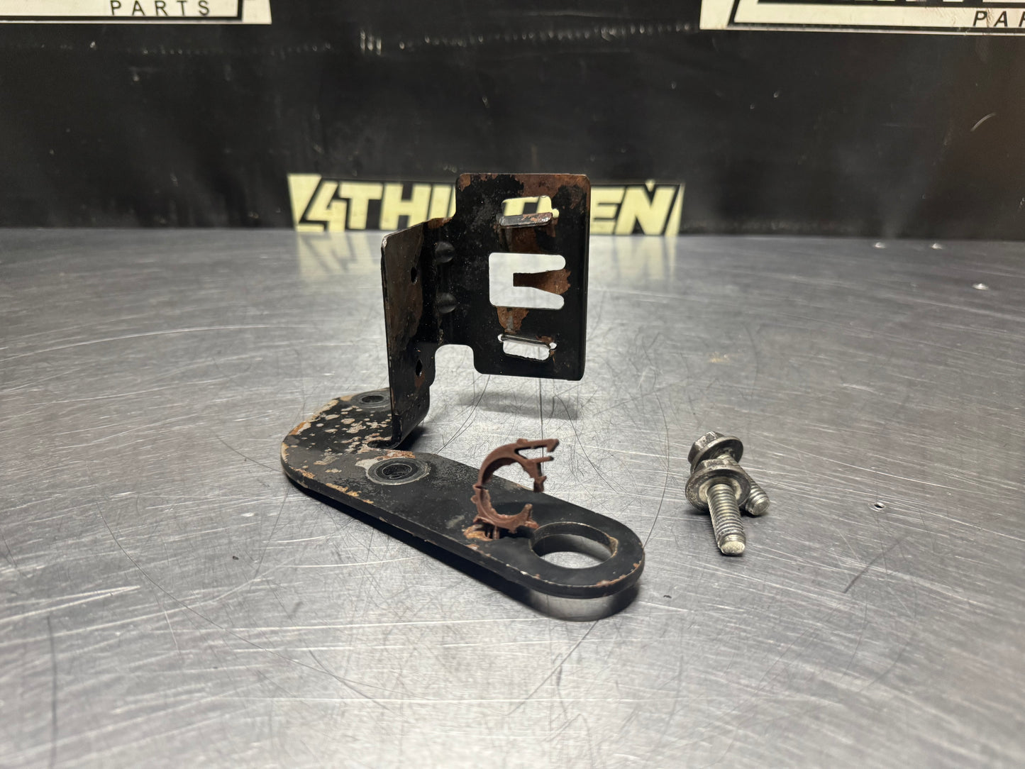 04-06 PONTIAC GTO POWER STEERING RESERVOIR BRACKET OEM #N482