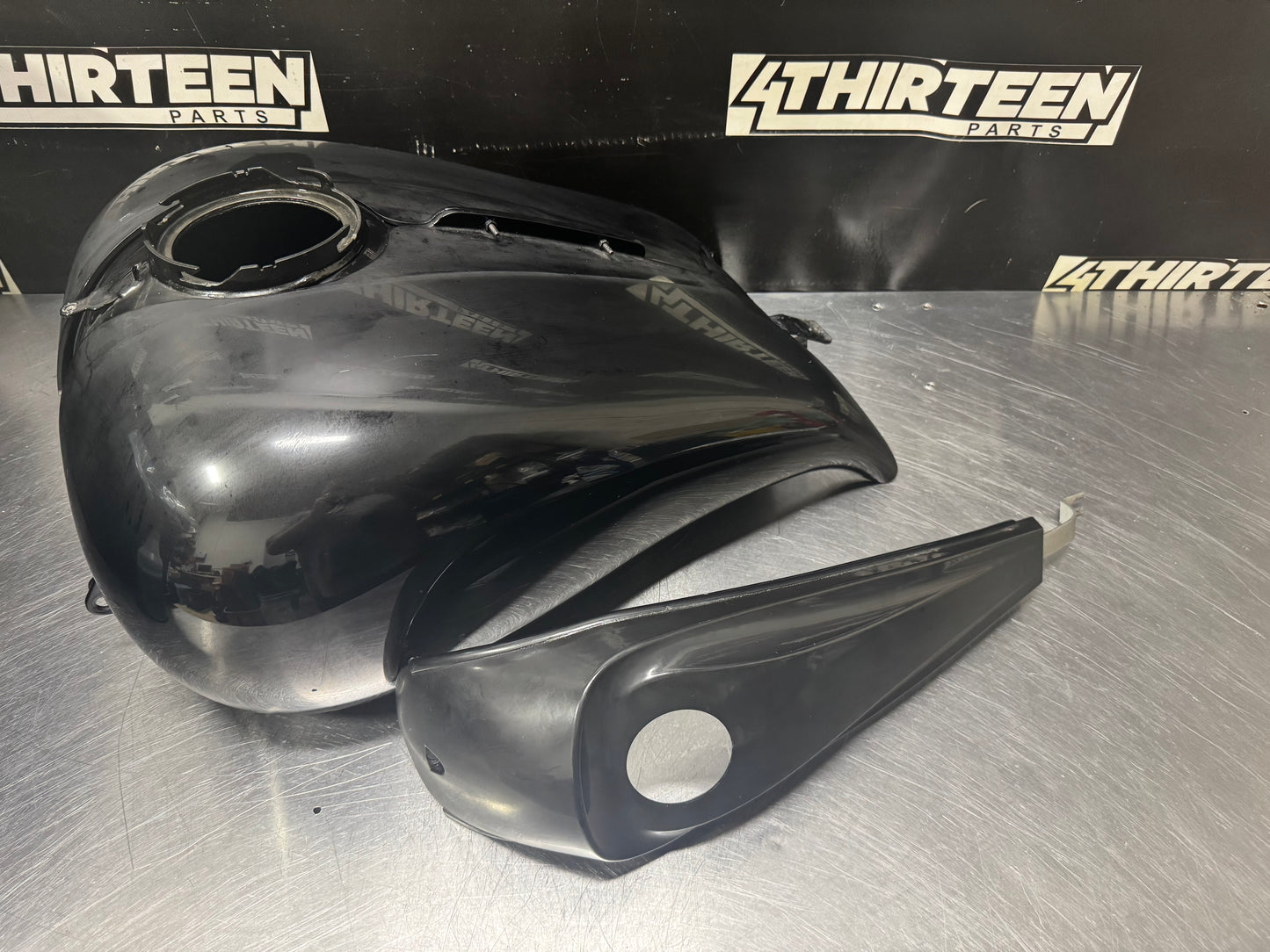 2010 HARLEY DAVIDSON STREET GLIDE OEM TANK WITH ADVAN BLK STRETCHED COVERS #N333