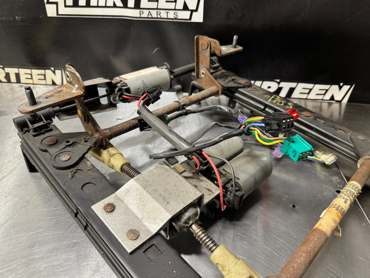 97-04 CORVETTE C5 PASSENGER POWER SEAT TRACK W/ MOTORS #K73