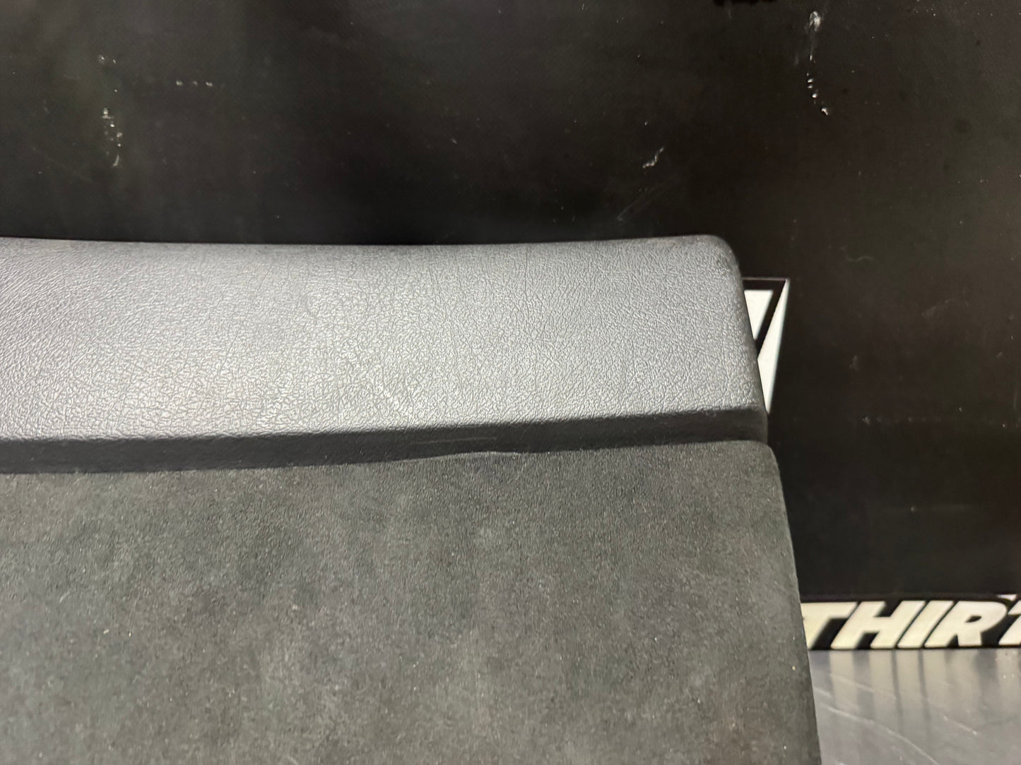 04-06 PONTIAC GTO GLOVE BOX OEM #N301