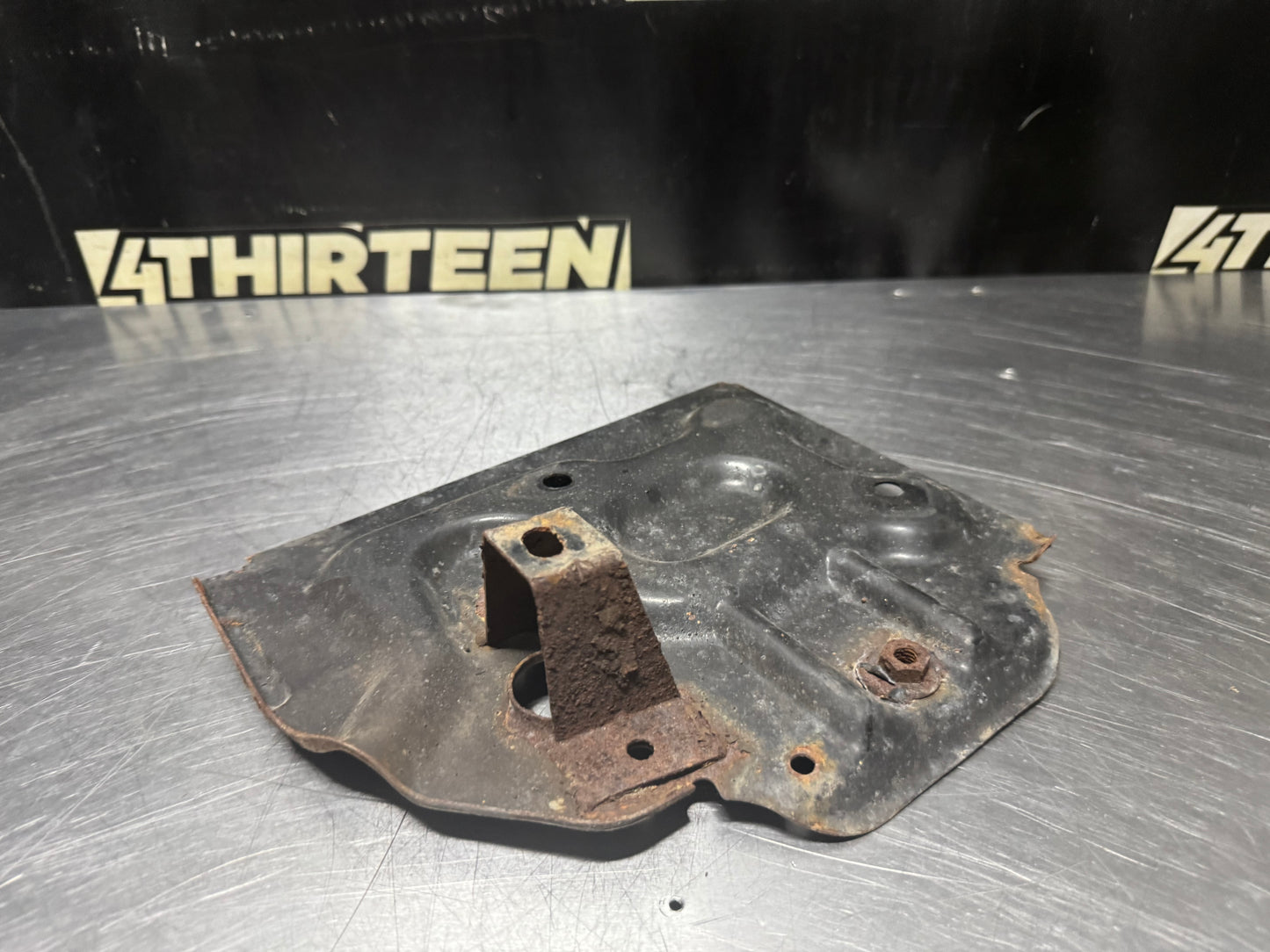 04-06 PONTIAC GTO BATTERY TRAY OEM #N317