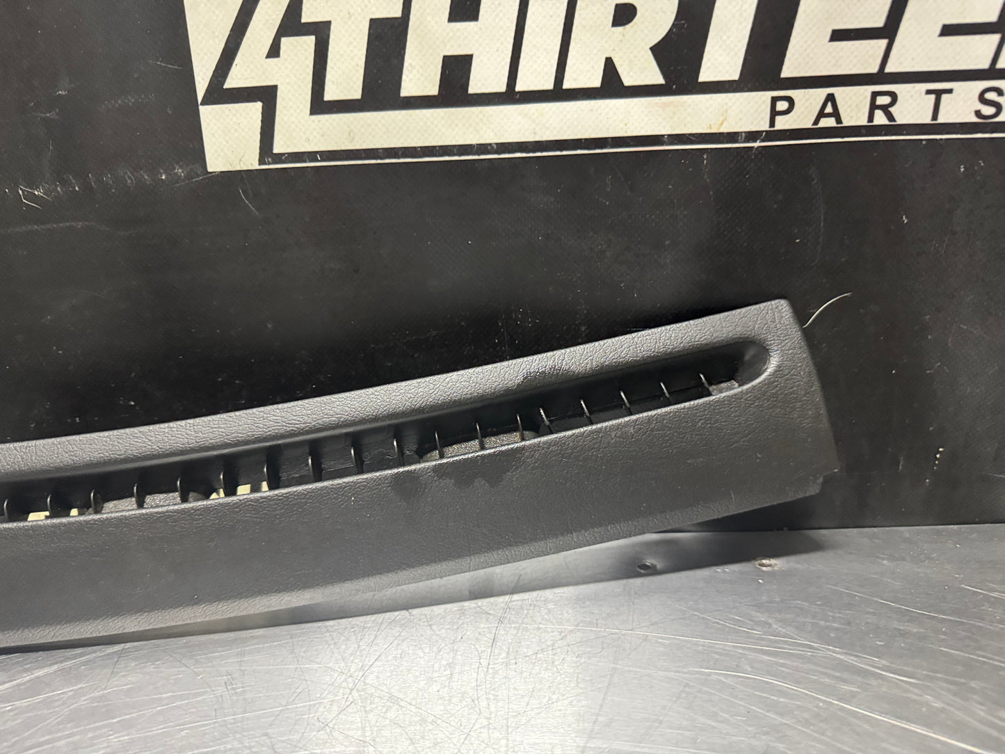 04-06 PONTIAC GTO LH DASH COWL TRIM OEM 92105077 #N309