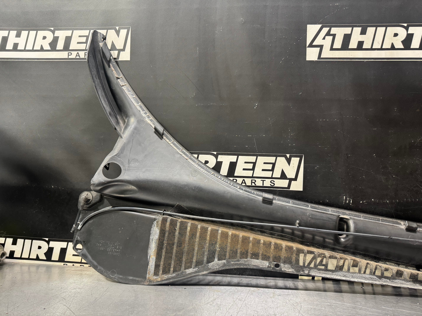 97-04 C5 CORVETTE WINDSHIELD WIPER COWL 10446063 OEM #N59