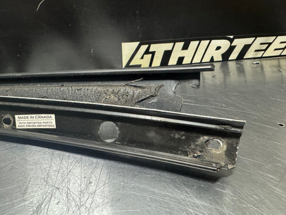 97-04 C5 CORVETTE LH DRIVER EXTERIOR A PILLAR MOLDING 10422997 OEM #N285