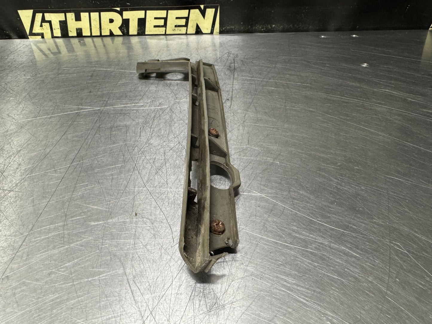 04-06 PONTIAC GTO FRONT RH RIGHT FRONT BUMPER GUIDE BRACKET 92177409 OEM #N896