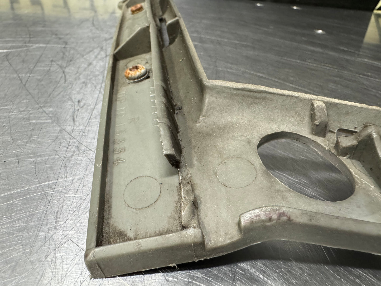 04-06 PONTIAC GTO FRONT RH RIGHT FRONT BUMPER GUIDE BRACKET 92177409 OEM #N896
