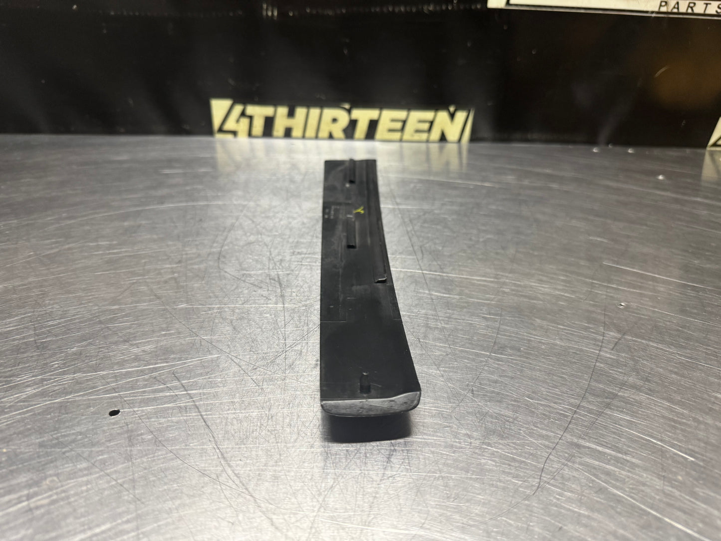 04-06 PONTIAC GTO EXTERIOR B PILLAR WINDOW TRIM RH SIDE 92093112 OEM #N591
