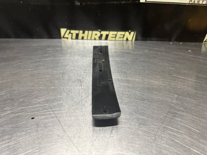 04-06 PONTIAC GTO EXTERIOR B PILLAR WINDOW TRIM RH SIDE 92093112 OEM #N591