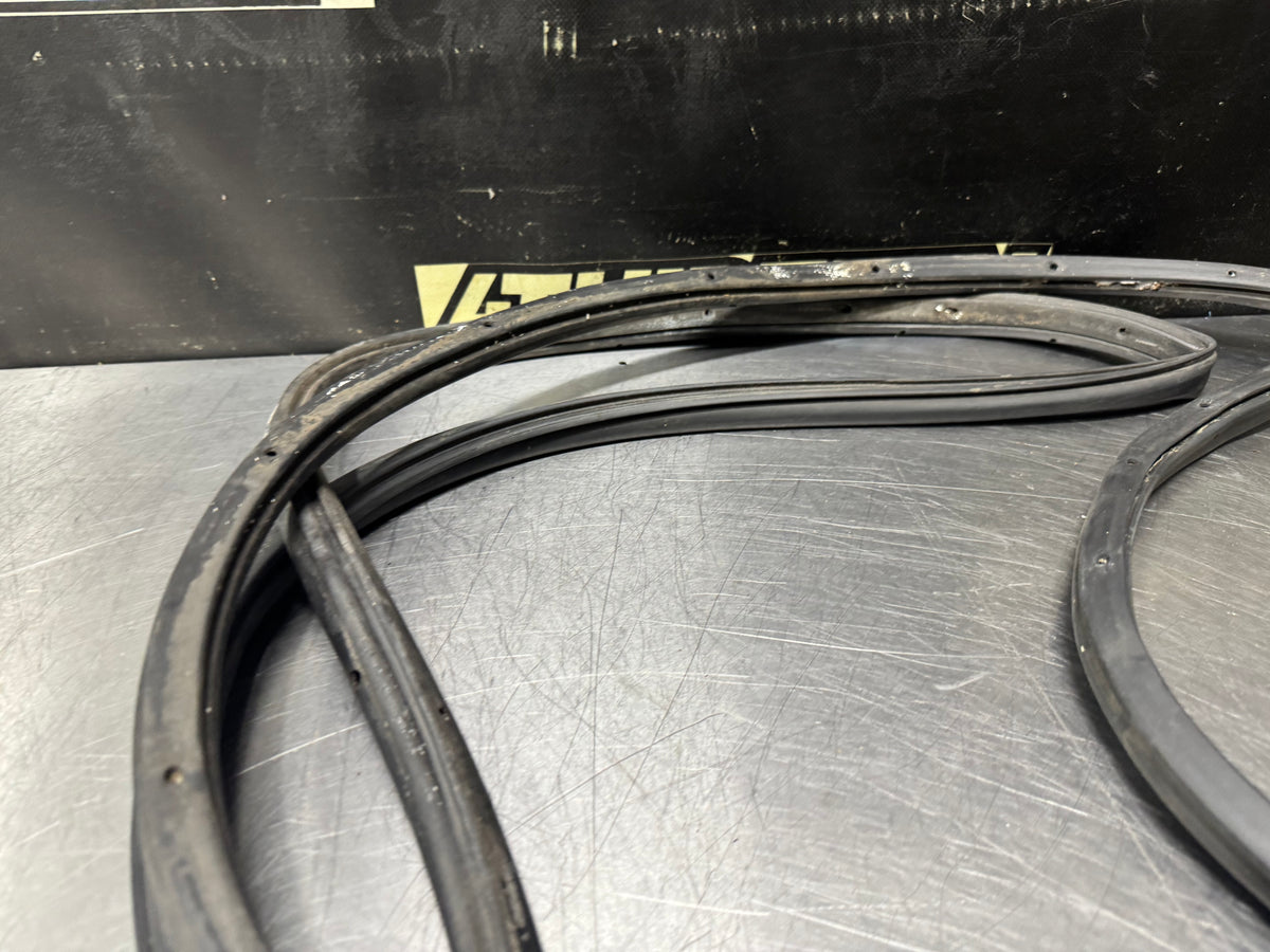 04-06 PONTIAC GTO LH DRIVER DOOR SILL WEATHER STRIP SEAL OEM #N939