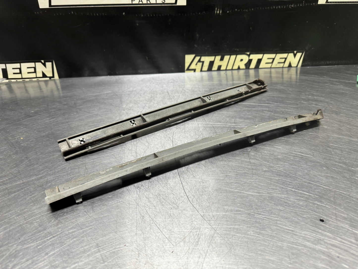 04-06 PONTIAC GTO LH RH SIDE UPPER REAR BUMPER BRACKET GUIDES OEM #N681