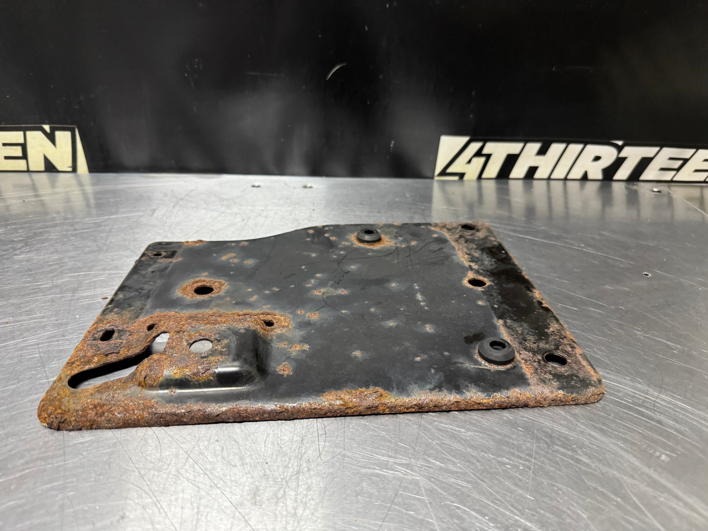 99-07 CHEVROLET SILVERADO BATTERY TRAY 15735435 OEM #N204