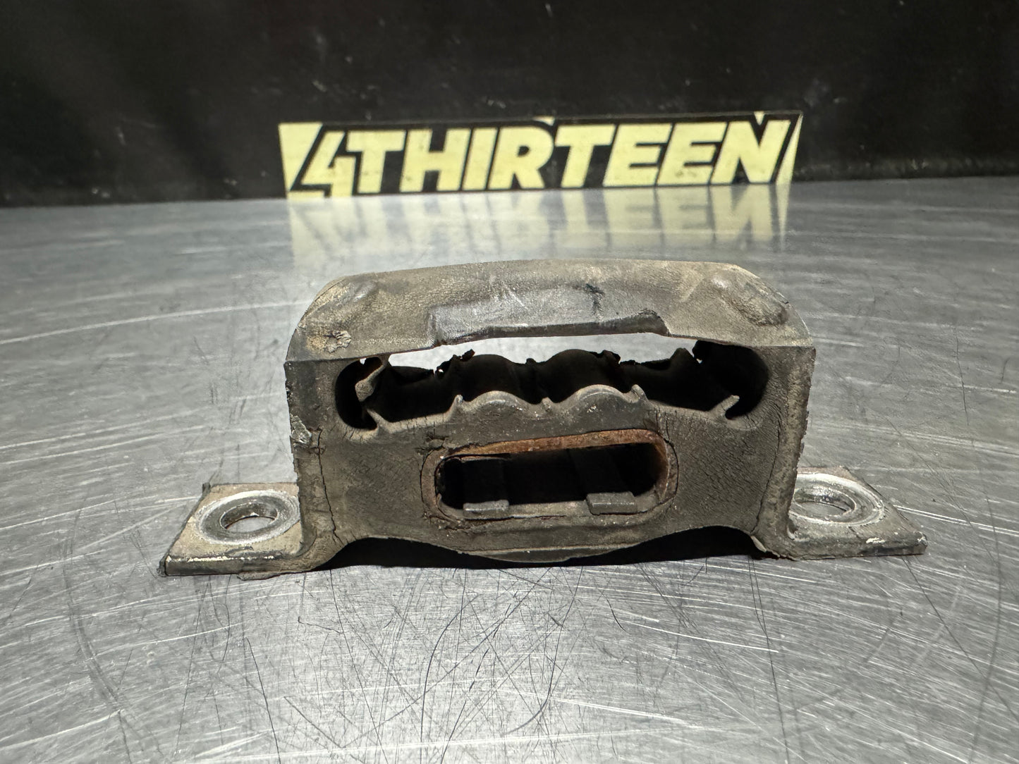 1997-2004 C5 CORVETTE REAR RUBBER EXHAUST HANGER #N678