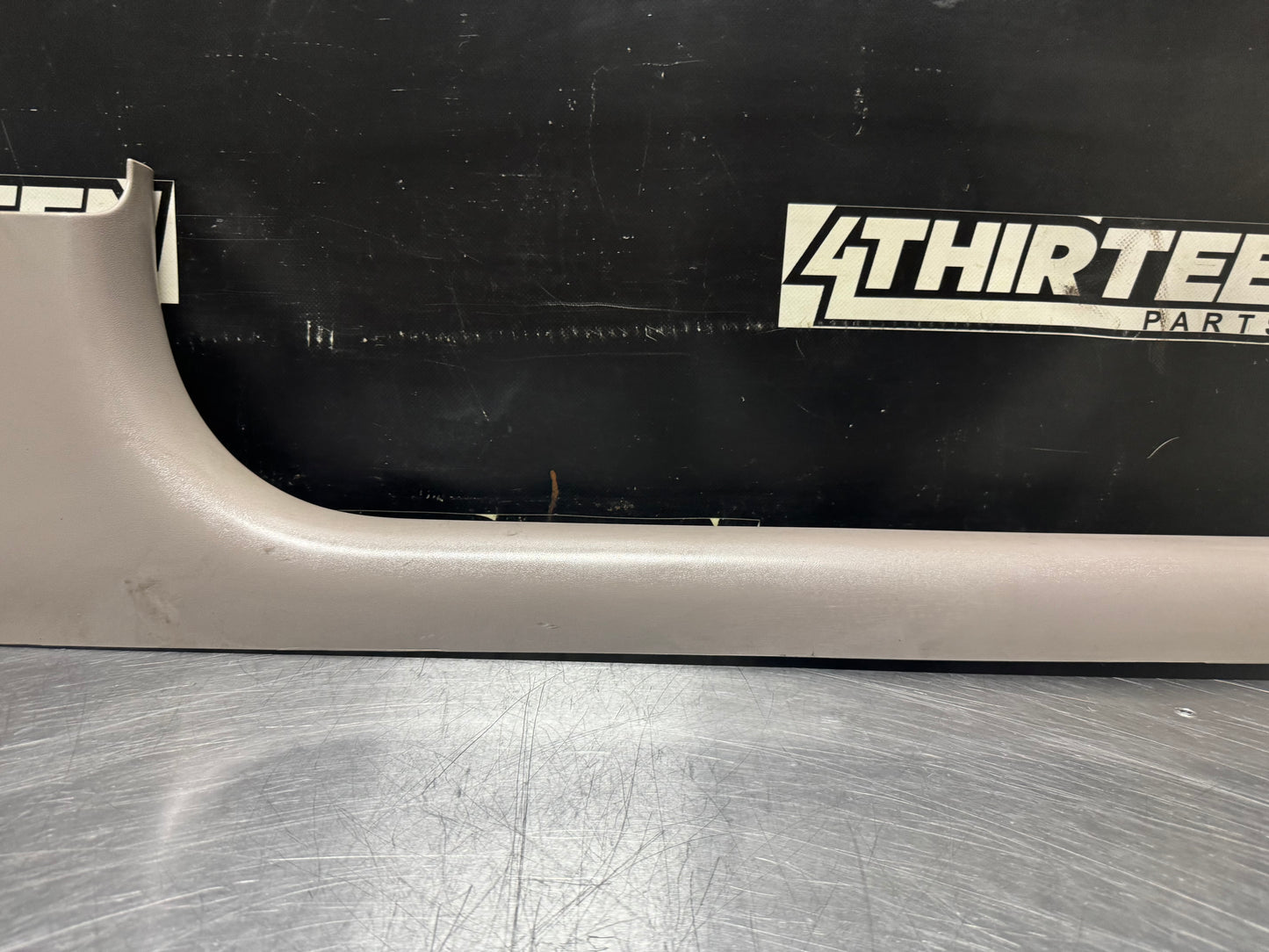 97-04 C5 CORVETTE PASSENGER SIDE DOOR SILL KICK PANEL RH SHALE OEM #N468