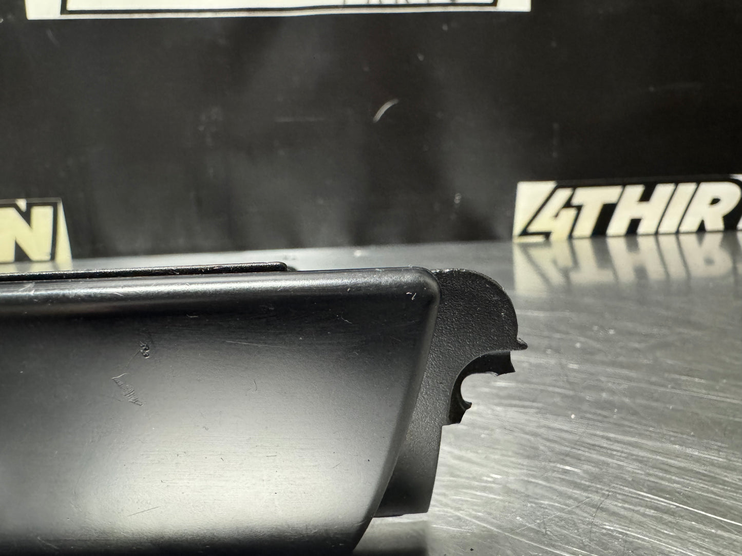 04-06 PONTIAC GTO CENTER CONSOLE LOWER COMPARTMENT #N136