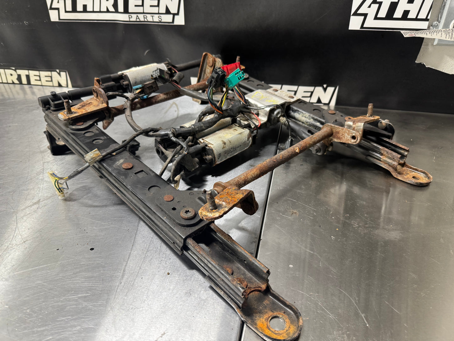 97-04 C5 CORVETTE LH DRIVER SIDE SEAT TRACK OEM #K72
