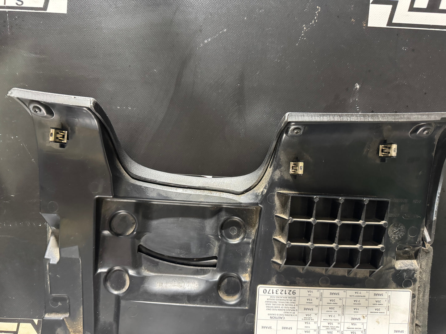 04-06 PONTIAC GTO LOWER DASH FUSE PANEL COVER OEM #N126