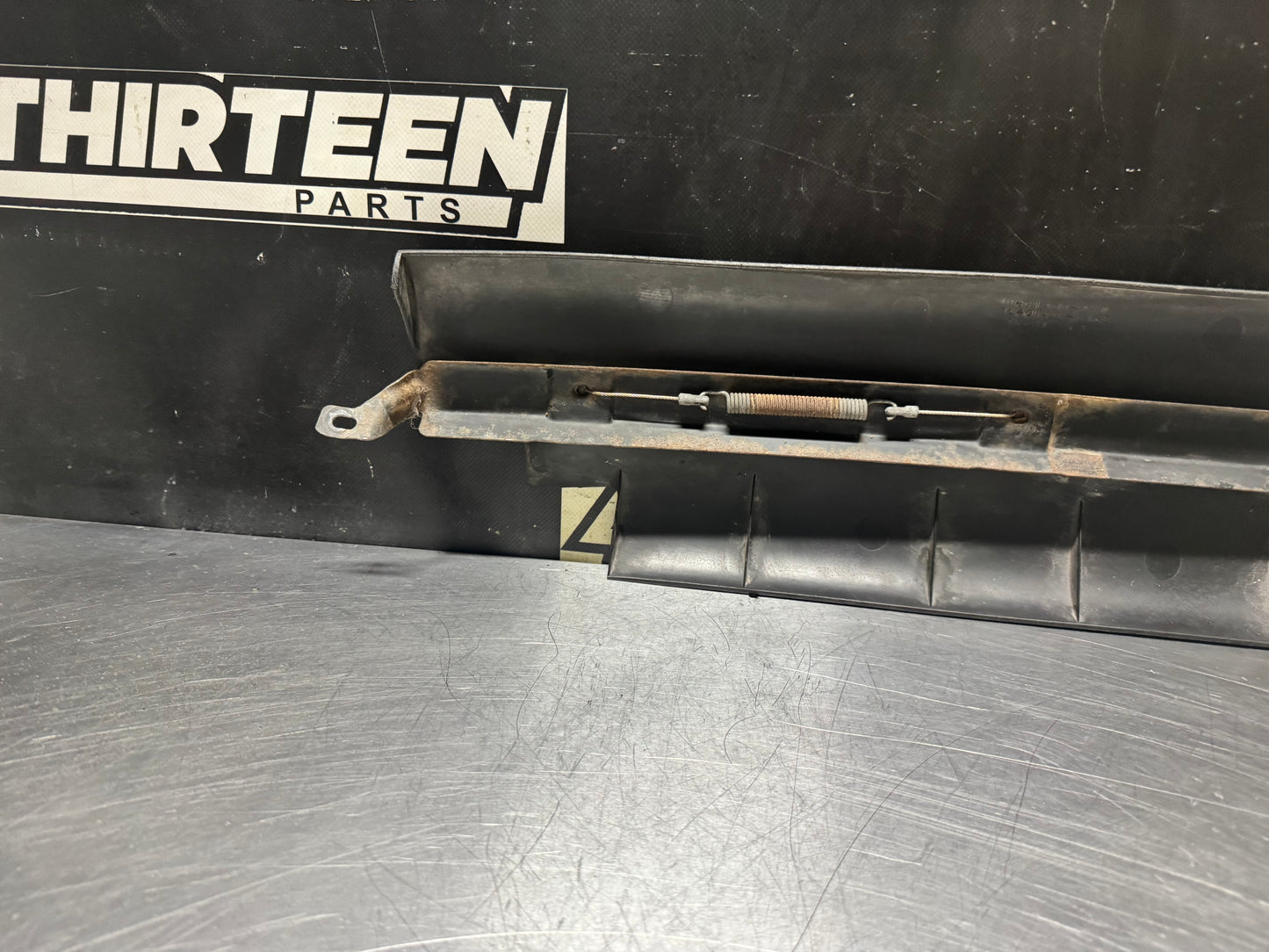 97-04 C5 CORVETTE LOWER CENTER AIR DEFLECTOR ASSEMBLY 10401458 OEM #N287