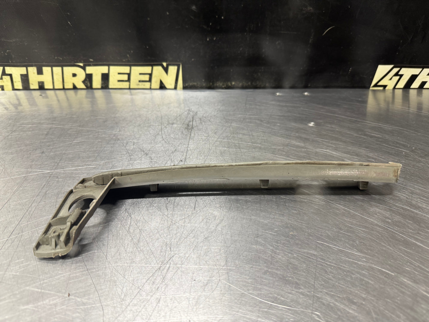 04-06 PONTIAC GTO FRONT RH RIGHT FRONT BUMPER GUIDE BRACKET 92177409 OEM #N896