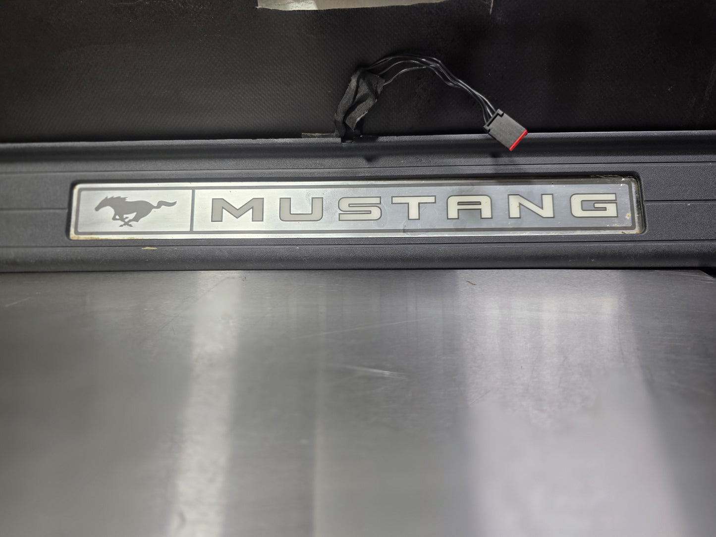 2015 FORD MUSTANG GT RH DOOR SILL TRIM FR3B-6313222-CAW OEM #N791