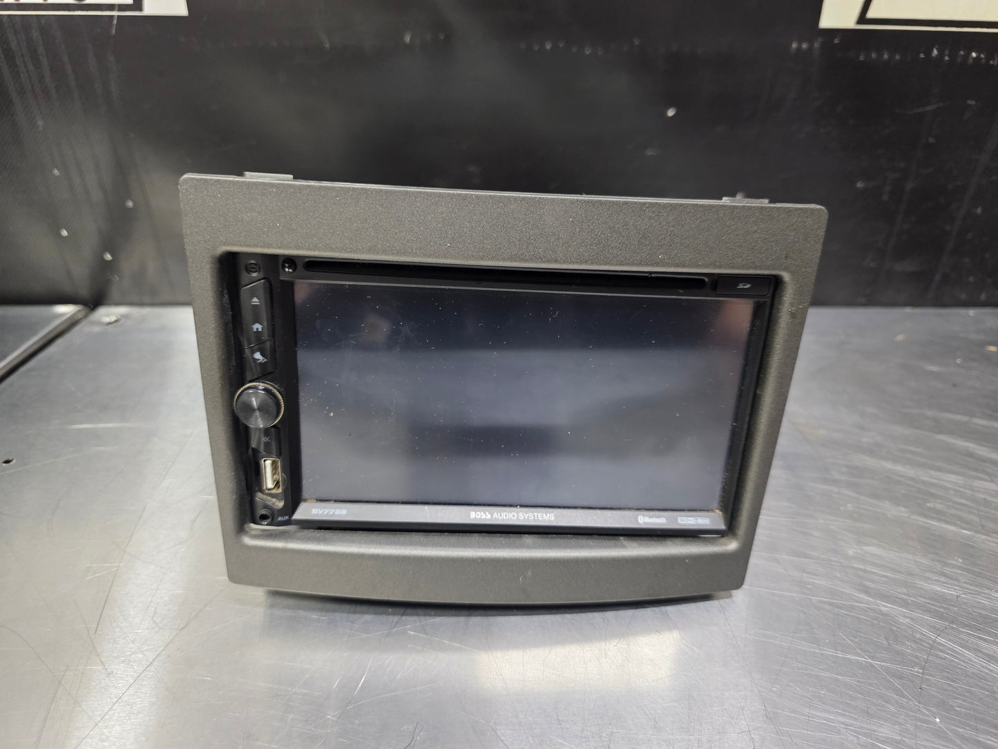 04-06 PONTIAC GTO AFTERMARKET BOSS TOUCH SCREEN RADIO W/ TRIM #N833