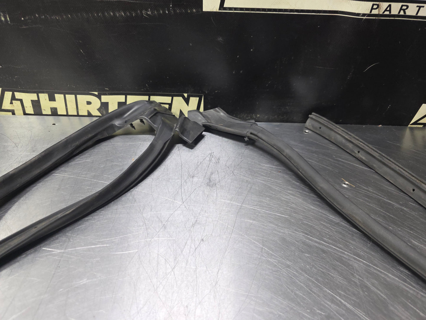 97-04 C5 CORVETTE LH DRIVER SIDE DOOR WEATHER STRIP SEAL OEM #N734