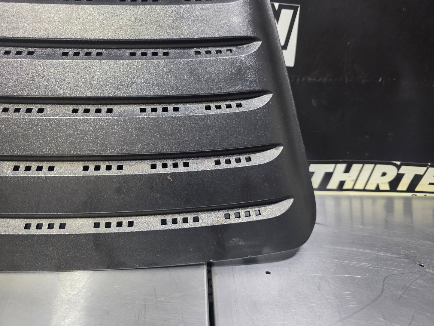 11-14 CHEVY SILVERADO 6.6L DURAMAX RH PASSENGER HOOD VENT 22753693 OEM #N786