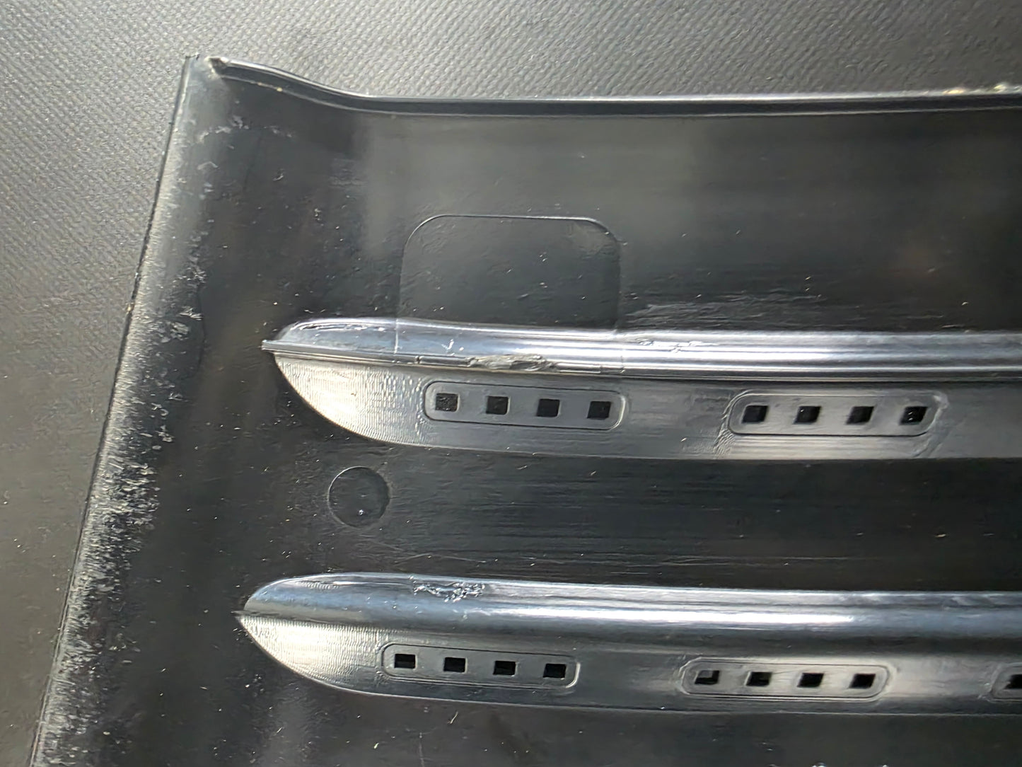 11-14 CHEVY SILVERADO 6.6L DURAMAX RH PASSENGER HOOD VENT 22753693 OEM #N786