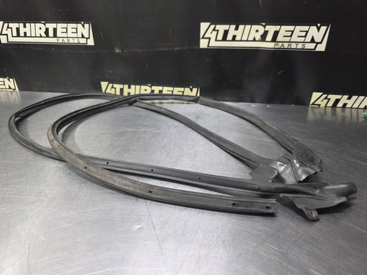 97-04 C5 CORVETTE LH DRIVER SIDE DOOR WEATHER STRIP SEAL OEM #N734