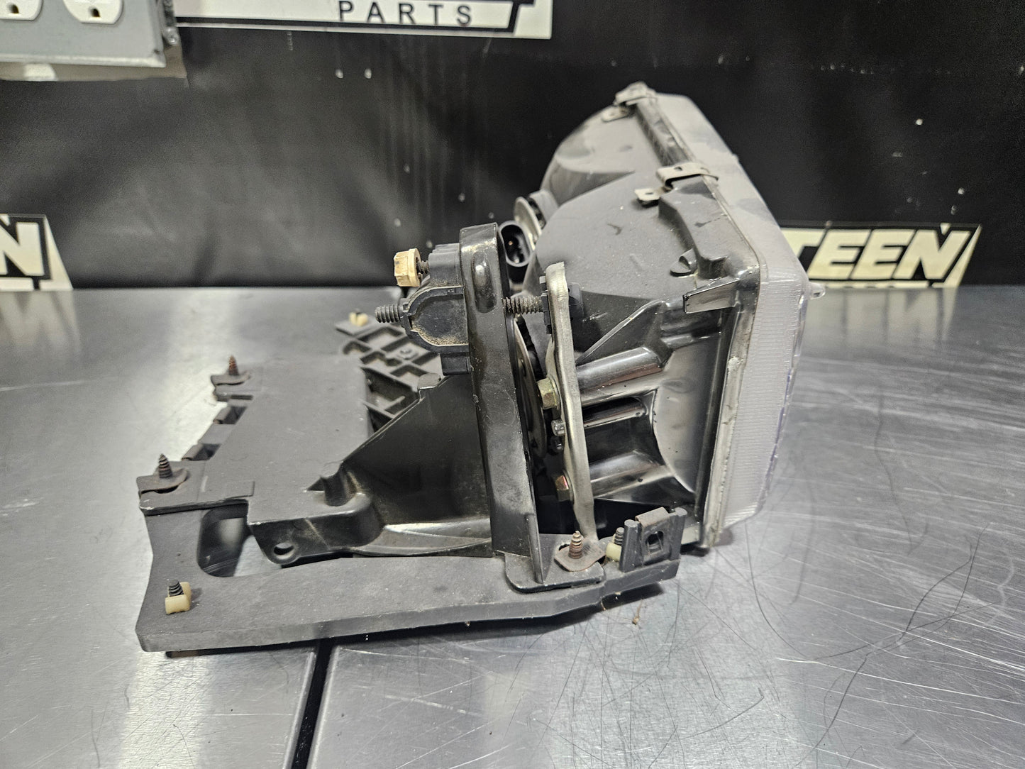 97-04 CORVETTE C5 LH DRIVER HEADLIGHT BRACKET INCOMPLETE #N880