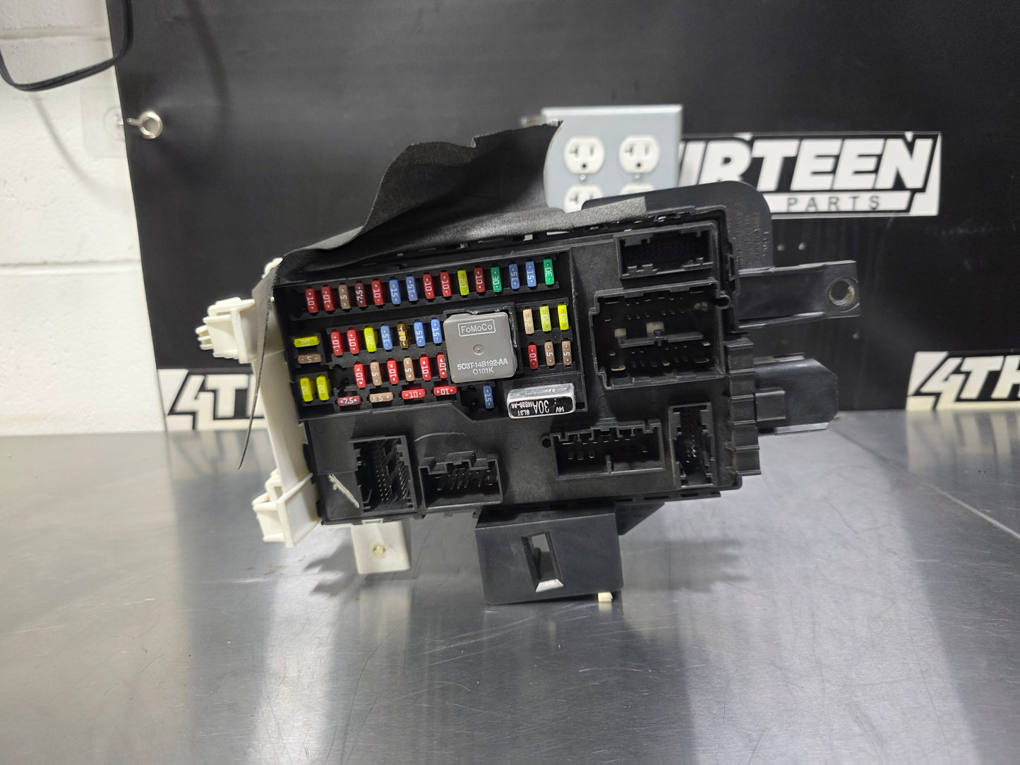 2011 FORD MUSTANG GT INTERIOR FUSE BOX BCM OEM BR3T-15604-DA #N747