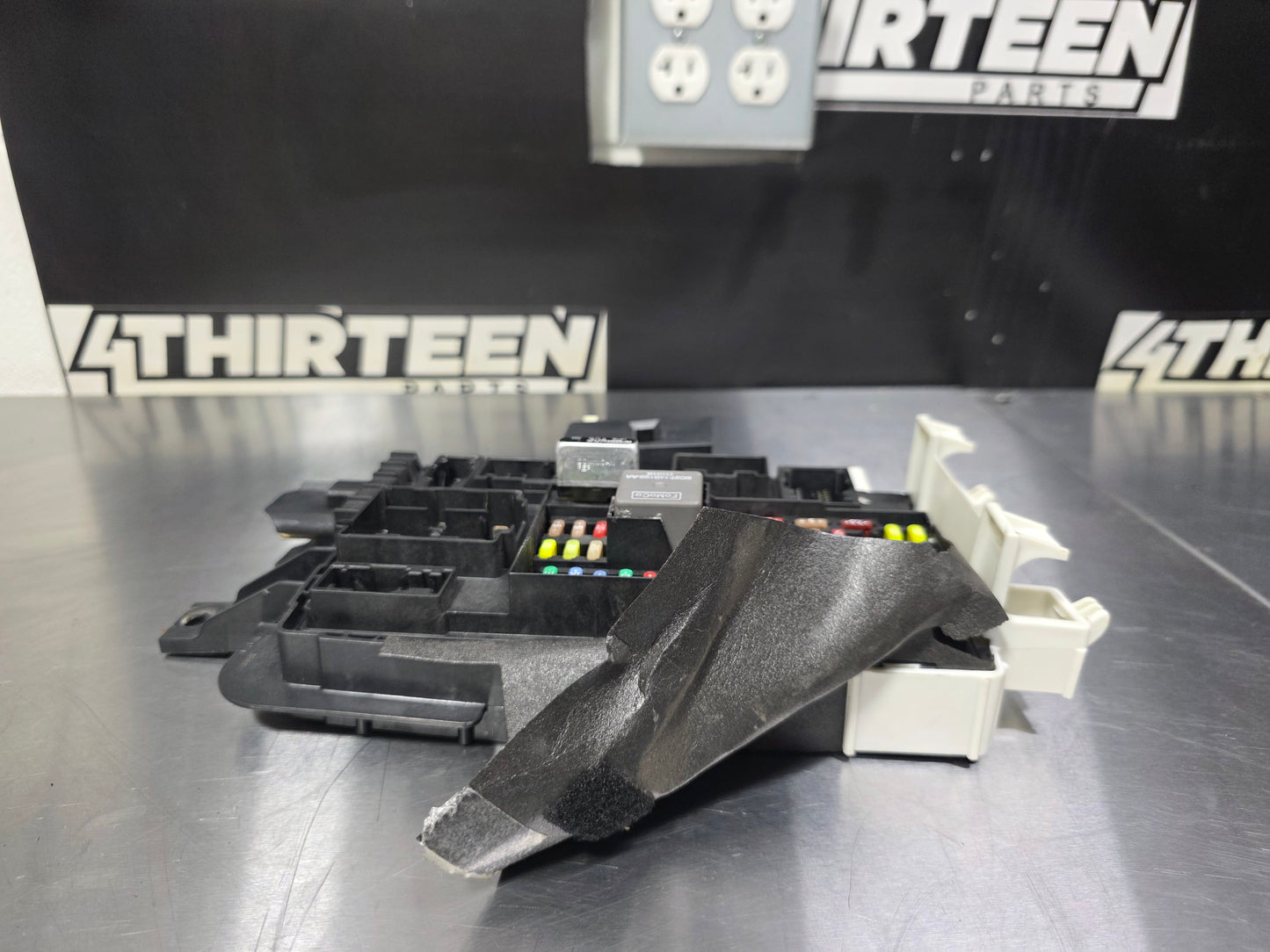2011 FORD MUSTANG GT INTERIOR FUSE BOX BCM OEM BR3T-15604-DA #N747